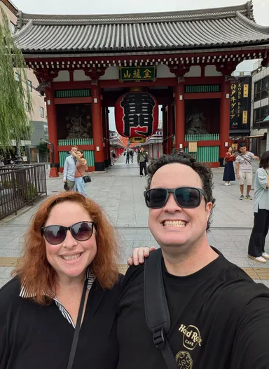 Anna & Levi at Kaminarimon gate
